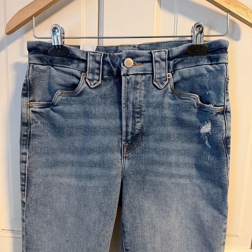Good American Good Legs Straight Jeans with Western Details 4 27 Light Wash - Picture 3 of 11